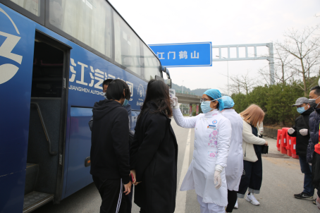 馮嘉文（前左三）在九江聯(lián)合檢疫站點執(zhí)勤。 王一凡攝