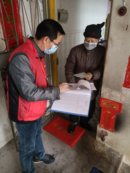 志愿者在社區(qū)入戶(hù)排查登記。