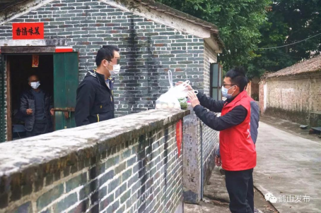 隔離不隔愛(ài)，志愿者為居家隔離家庭定期采購(gòu)生活用品。
