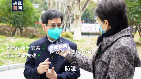 ▲張忠德（左一）接受央視主持人董倩的采訪。