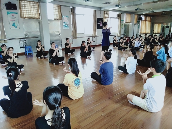 已處理16103475866172020年6月，廣西龍州縣職教中心學(xué)前教育專業(yè)學(xué)生在鶴山職校進(jìn)行舞蹈技能培訓(xùn)。.jpg