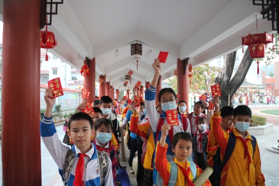 1.回校了，收到“學(xué)業(yè)進(jìn)步”大紅包，好開(kāi)心。（沙坪七?。?JPG