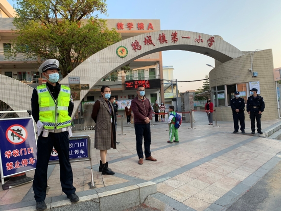 8.鶴城鎮(zhèn)警察叔叔、鶴城一小行政班子為學(xué)生返校保駕護(hù)航.jpg