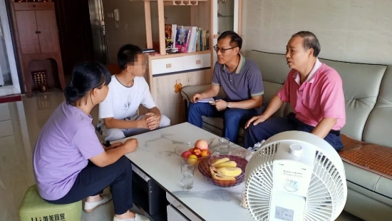 已處理1626771117281古勞中學(xué)老師在家訪過程中，向家長(zhǎng)、學(xué)生進(jìn)行假期安全管理教育，特別是防溺水安全、防詐騙安全、衛(wèi)生防疫安全等。.jpg