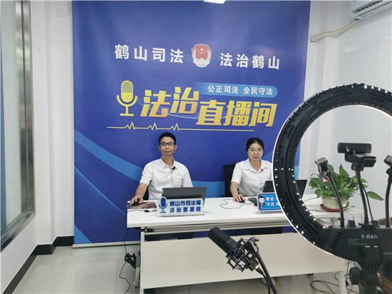 3.歐錦波局長(zhǎng)代表市民政局上線法治直播間，解讀《慈善法》   關(guān)注“放心捐”.jpg