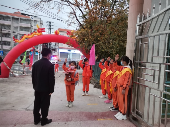 已處理3  “老師，您好！”“同學(xué)，早！”合成小學(xué)校門學(xué)生向老師、同學(xué)敬禮問好.jpg