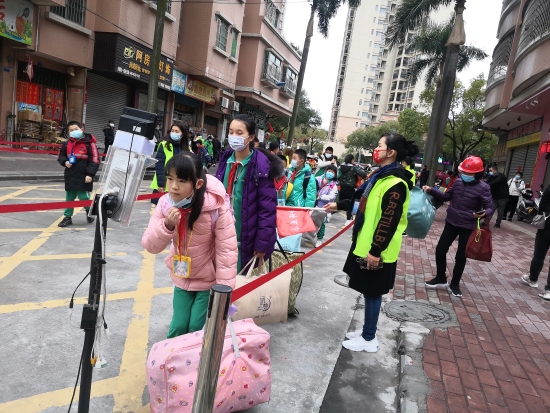 已處理9  沙坪五小學(xué)生測(cè)溫，有序進(jìn)入校園.jpg