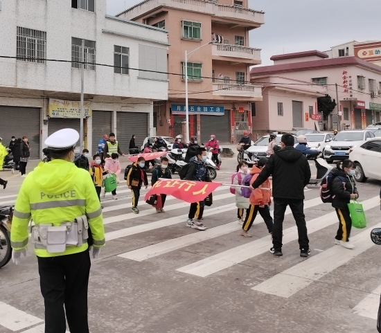 已處理11  連南小學(xué)交警、教師、家長(zhǎng)義工組成“返校安全護(hù)學(xué)崗”.jpg