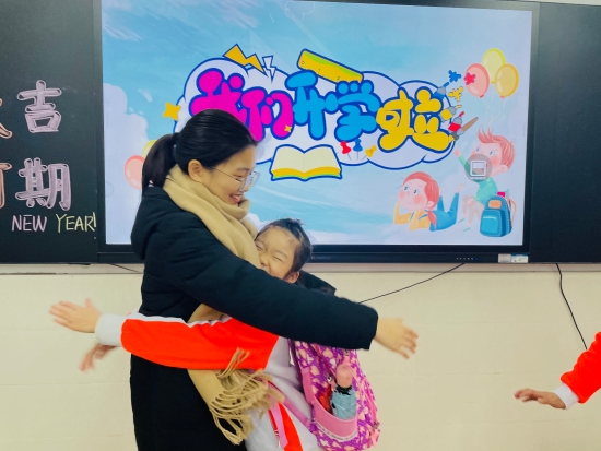 已處理19  “老師，我太想您了?！鄙称阂恍【承^(qū)的小朋友跟老師來一個(gè)大大的擁抱.jpg