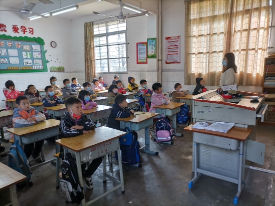 已處理28新學(xué)期，新希望。址山廓村麥源生小學(xué)同學(xué)們課堂上認(rèn)真聽課.jpg
