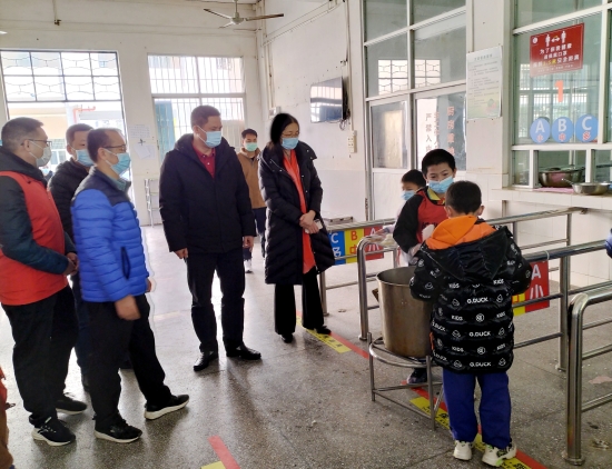 已處理38  2月14日上午，市教育局黨組書記、局長(zhǎng)馮耀到宅梧鎮(zhèn)檢查學(xué)校開學(xué)情況.jpg