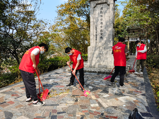 清明節(jié)來臨之際，宅梧鎮(zhèn)退役軍人服務站工作人員發(fā)動退役軍人僑都星火志愿服務隊對我鎮(zhèn)四座烈士紀念碑進行巡查、打掃清潔工作，志愿服務隊們也是“收獲滿滿”啊3.jpg