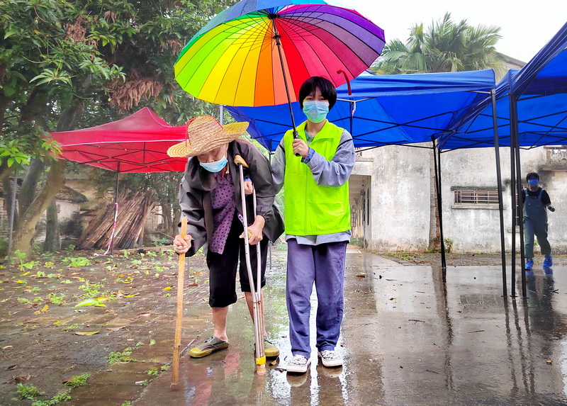 陳麗英《奶奶，打疫苗去》_調(diào)整大小.jpg