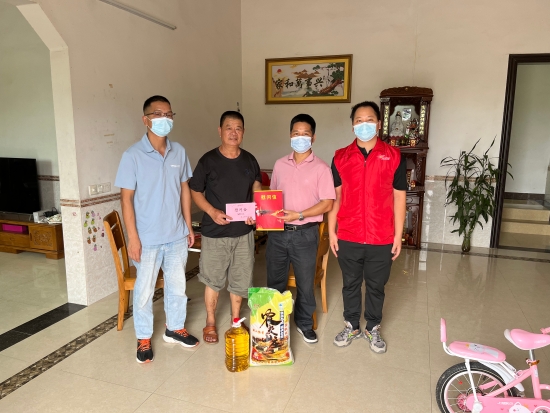 已處理1659509162490鎮(zhèn)委副書記、武裝部長黃志勇（右二）到參戰(zhàn)退役軍人彭海生家中慰問.jpg