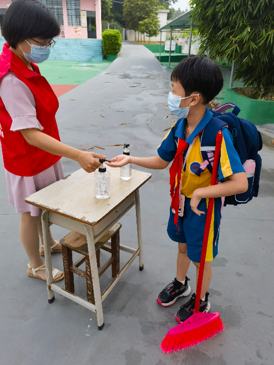 雙合鎮(zhèn)雙合小學(xué)（返學(xué)時）老師為進入校園的孩子進行了全面的消毒和清潔，做好疫情防控工作，保護自己的同時保護他人 (2).jpg
