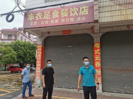 已處理1662101823660黨委書記馮永強、黨委委員王宗球、副鎮(zhèn)長鄧鉅輝到蓮花街檢查廣告牌安全隱患。.jpg
