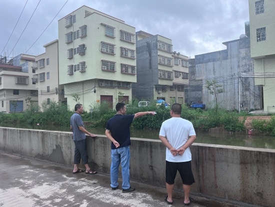 已處理1662101823660黨委委員馮雨帶領村委干部巡查轄區(qū)內河流情況。.jpg