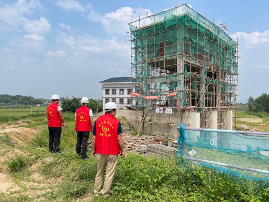 已處理1662101823660黨員義工前往在建樓房檢查安全隱患情況。.jpg
