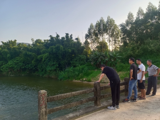 已處理1662101823660副鎮(zhèn)長王靖帶隊檢查轄區(qū)內易澇區(qū)域。.jpg