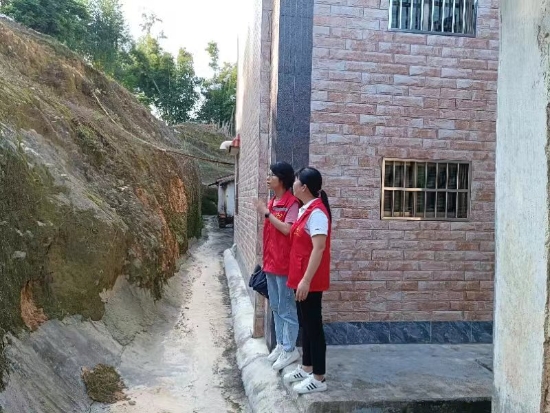 已處理1662101823660云東村駐村第一書記劉曉對地質災害點進行實地走訪排摸，排查區(qū)域安全風險隱患。.jpg