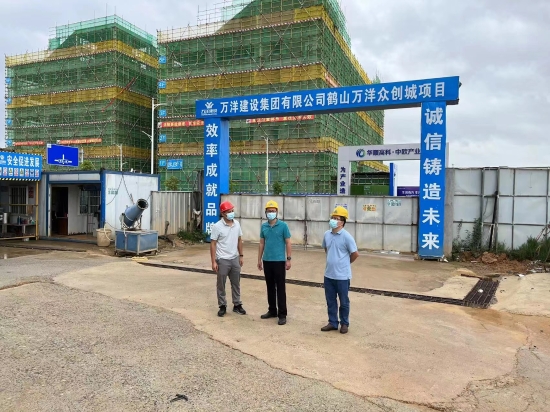 已處理1662101823661黨委書記馮永強、黨委委員王宗球到轄區(qū)內在建工地檢查“五?！惫ぷ鳌?jpg