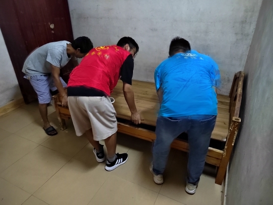 已處理1662101823661黨員義工和雙百社工布置轉移人群應急避難床鋪。.jpg