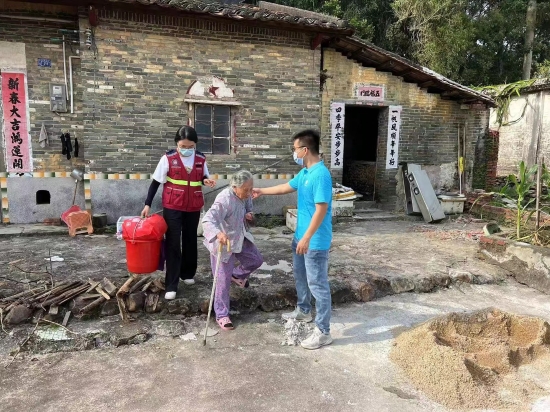 已處理1662101823662網(wǎng)格員及時轉移獨居老人，并為已轉移安置妥當?shù)莫毦永先怂蜕细杉Z和晚餐。.jpg