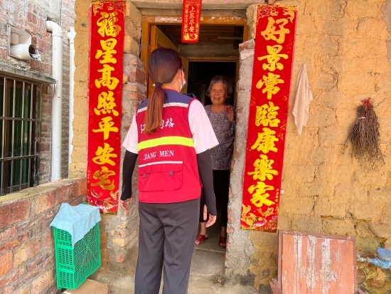 已處理1662101823662網(wǎng)格員入戶向獨居老人宣傳防臺風小知識，幫助排查安全隱患。.jpg
