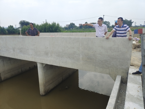 已處理1662101823664黨委書記馮永強帶隊到轄區(qū)內的在建工程、水利項目進行安全隱患巡查并提出工作要求。.jpg