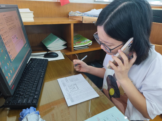 2沙坪二小老師撥打市民電話，協(xié)助做好沙坪流調(diào)咨詢工作.jpg