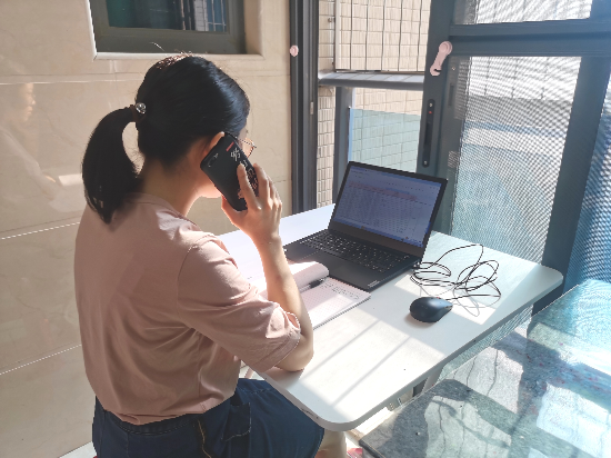 4沙坪六小趙翠霞老師在家做流調(diào)工作人員，隨時準備著學(xué)校下達的打電話任務(wù)，并把每位需要通知去進行核酸檢測的人員作好跟蹤記錄。.jpg