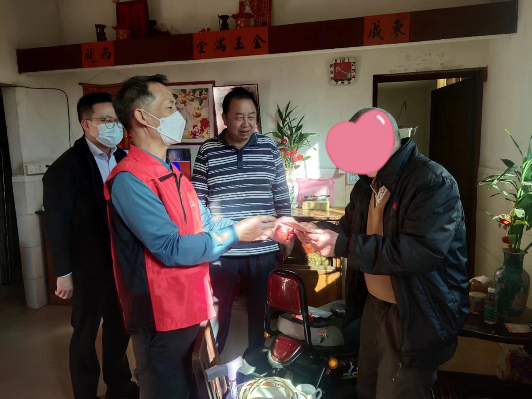 1月14日下午，鶴山市水利局黨組書記、局長(zhǎng)趙榮贊帶隊(duì)走訪慰問結(jié)對(duì)幫扶的困難黨員.jpg