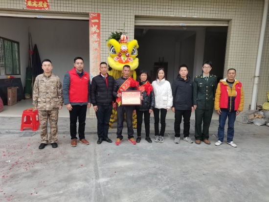 已處理1674092129216市退役軍人事務(wù)局副局長溫寶謙一行到龍都村現(xiàn)役軍人王耀成家中送立功喜報，并提前向王耀成家屬送上新春祝福，鼓勵軍人努力拼搏、再立新功。.jpg