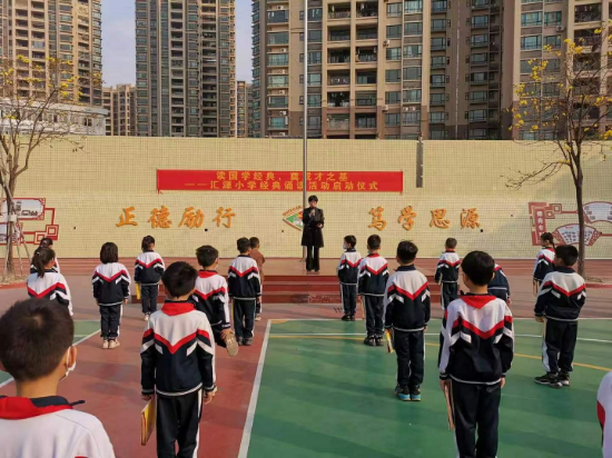 5.3月2日，匯源小學全體師生在校園里舉行了以“讀國學經(jīng)典，奠成才之基”為主題的經(jīng)典誦讀活動啟動儀式(1).jpg