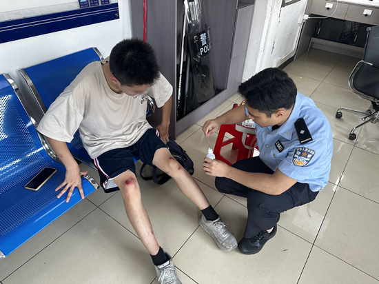 10月1日古勞所在巡邏過程中，一名18歲男子在石巖頭橋底附近騎單車不慎跌倒，手部腿部有擦傷，民警立即將其帶回派出所，并幫其傷口作簡(jiǎn)單處理。 (1).jpg