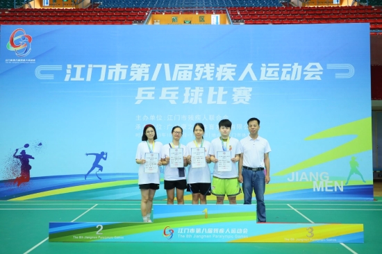 已處理1699002106077圖片2：馮曉欣（右二）、黃嘉馨（右三）獲乒乓球女子雙打TT13級(jí)金牌.jpeg