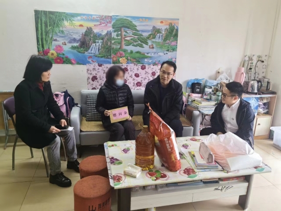 已處理1706842077704右二市 委副書記趙磊，左一市總工會副主席呂麗群.jpg