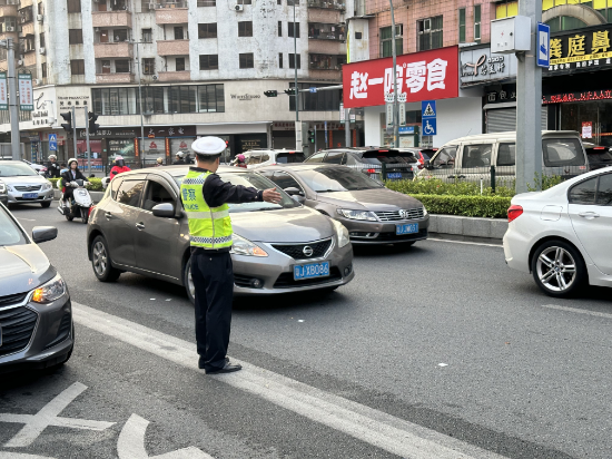 沙坪第三小學(xué)安全護校3.JPG