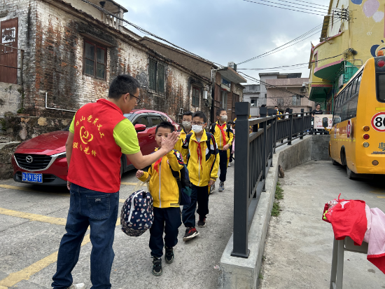 鶴山市古勞鎮(zhèn)龍溪小學(xué)--中心校李明健校長和學(xué)生擊掌，鼓勵學(xué)生.jpg