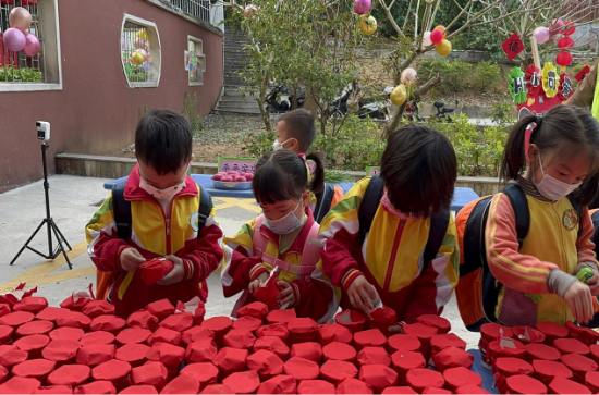 宅梧鎮(zhèn)中心幼兒園為孩子們精心策劃了“幸運拆盲盒”獨特的開學(xué)儀式，在踏入幼兒園門口的一剎那，就給了孩子們一個大大的驚喜。.png