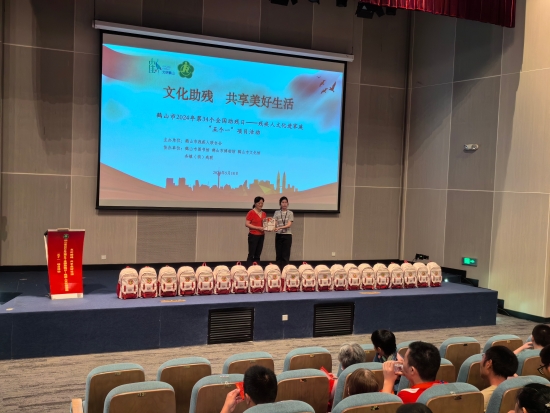 已處理1716374736287市殘聯(lián)黨組成員、副理事長(zhǎng)秦碧霞向殘疾人家庭贈(zèng)送書(shū)籍.jpg
