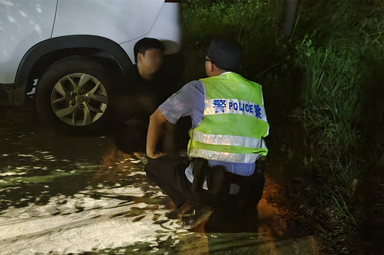 深夜，民警化身“暖心樹洞” (1).jpg