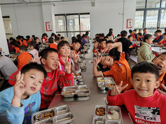 工業(yè)城一小學生午餐合照.jpg