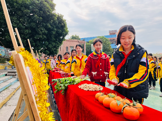 龍溪小學(xué)孩子一個接一個摸意頭，好事一樁一樁接踵而來！.jpg