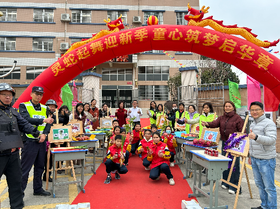 龍溪小學(xué)教師、公安民警、志愿者、家長們一同保駕護航.jpg