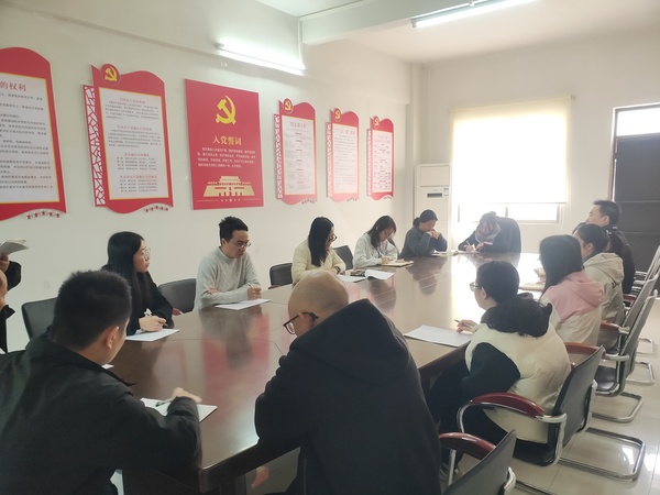 鶴山市交通運(yùn)輸局黨員干部到道路運(yùn)輸企業(yè)上黨課.jpg