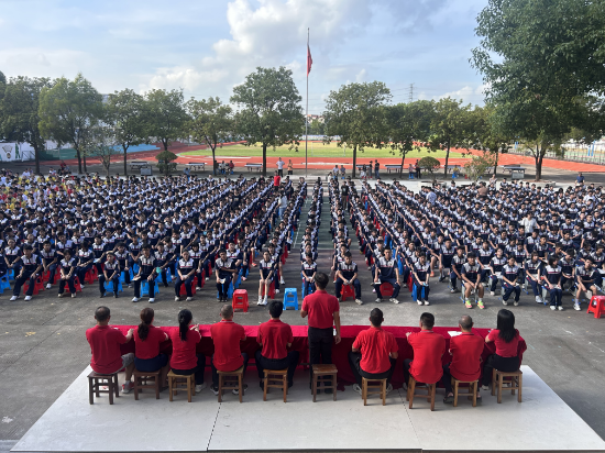 9.雅瑤中學(xué) 2025 年秋季學(xué)期開學(xué)伊始，黨支部書記、校長周輝同志以 “血火豐碑精神永續(xù)” 為主題，講授開學(xué).jpg