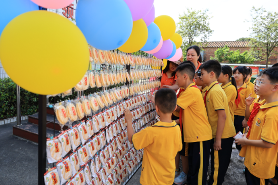 3.古勞鎮(zhèn)連南小學(xué)學(xué)生領(lǐng)取開學(xué)“旺”能量.JPG