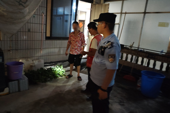 中山所聯(lián)合社區(qū)專項(xiàng)召集14家酒店公寓負(fù)責(zé)人，明確清積水、點(diǎn)蚊片等要求，并現(xiàn)場派發(fā)蚊片，強(qiáng)化跟進(jìn)監(jiān)督，確保壓實(shí)經(jīng)營主體責(zé)任。 (1).jpg