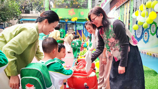20鶴山市向陽花幼兒園開學(xué)第一天：園長送祝福.jpg